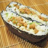 「ネギマヨ納豆のおにぎらず」　　　♪♪